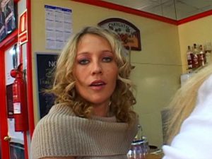 degustation de godes entre filles 01 300x225 - Femme blonde canon et sexe en salle de bain