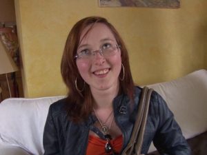 enora agent immobilier enculee a sec par un client 01 300x225 - Femme brune à chatte poilue dans ce trio porno