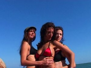 god et sable fin entre 3 filles 01 300x225 - Une grosse salope se fait partouzer