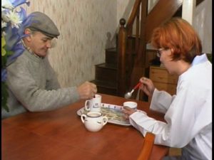 la bonne de papy est bien bonne 01 300x225 - Papy voyeur prend le café chez une Fisteuse