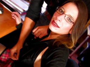 lassistante se fait prendre par 2 hardeurs en chaleur 01 300x225 - Casting porno brutal d'une étudiante marseillaise