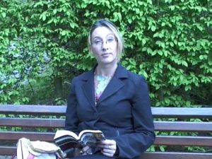 suivie dans un parc on arrive a convaincre carole de tourner 01 300x225 - Lesbiennes blondes baisent sous la douche