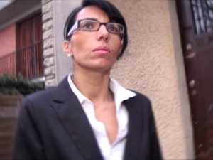 une agent immobilier tres sexy conclu une vente de maniere magistrale 01 300x225 - Sexy agent immobilier baisée lors d'une visite