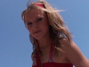 une chica blonde et aux jolis lolo pour une baise sur la plage 01 300x225 - Cochonne en chaleur au bord de la piscine