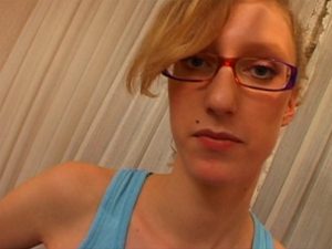une coquine venue de lille 01 300x225 - Exhib blonde baise en publique dans les rues de Marseille