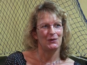 une mature se lance dans le porno sur le tard 01 300x225 - remier casting porno pour mature chaude à lunettes